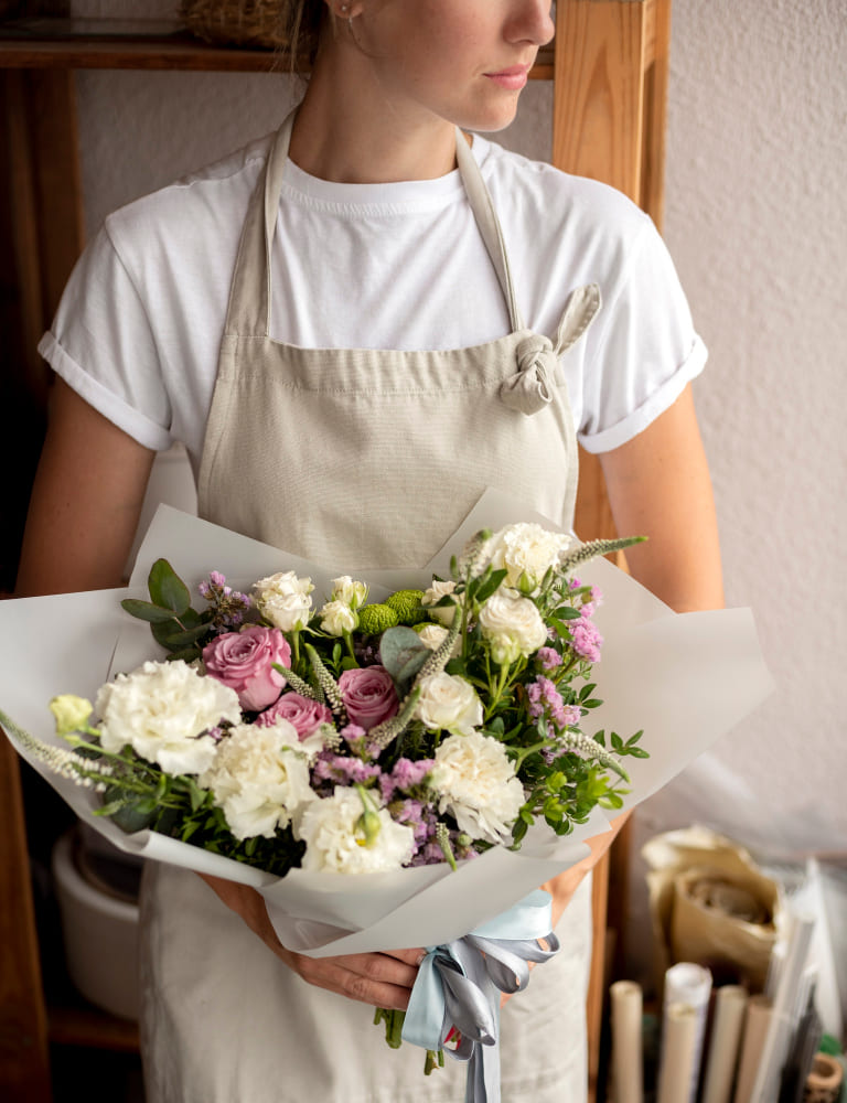 Florista de Lunbaldi Fiore creando un arreglo