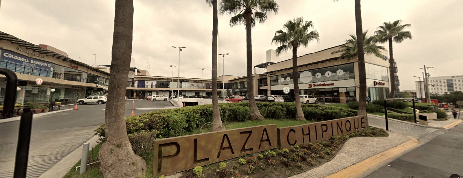 Acceso de Plaza Chipinque sobre Av. Gómez Morín, San Pedro Garza García